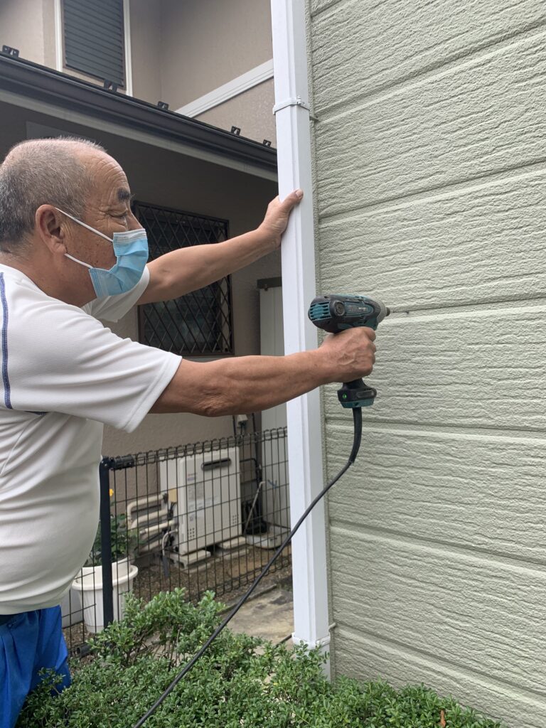小さい穴を空け薬剤を注入します