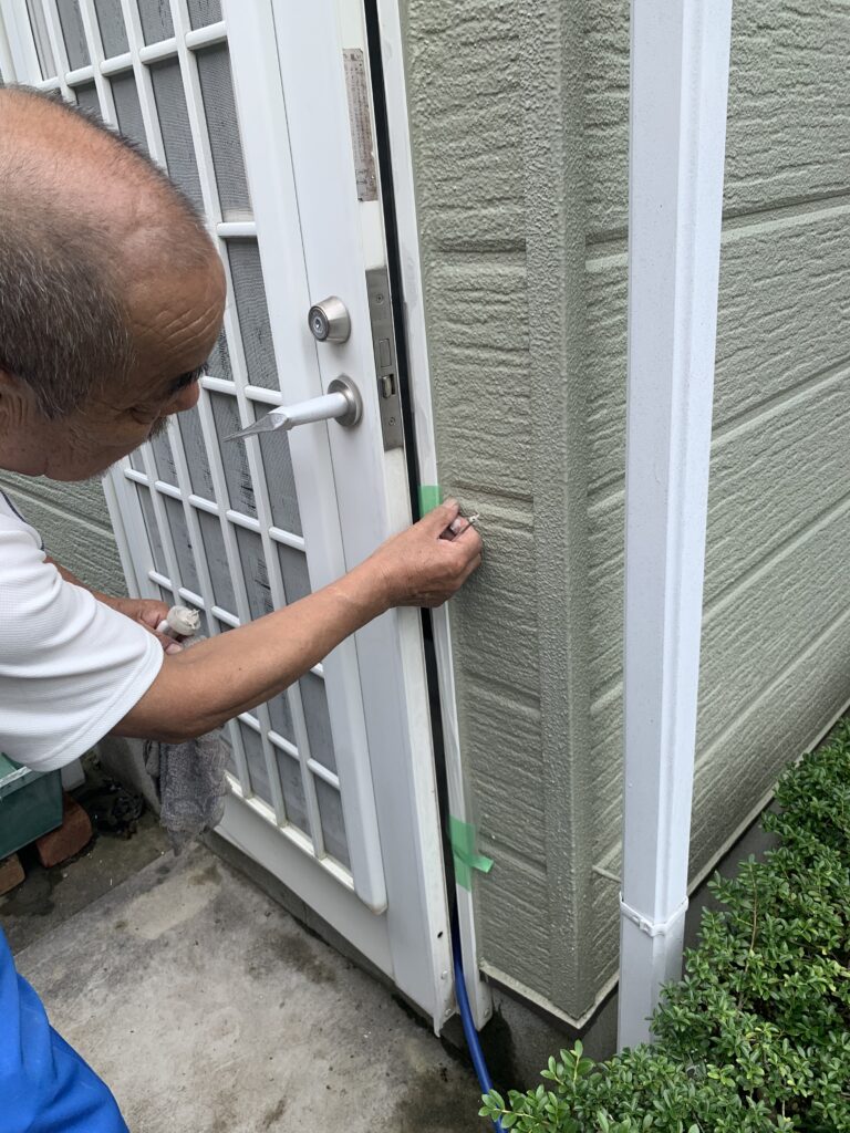 薬液注入後しっかり穴を補修します