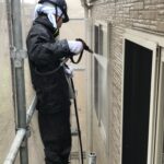 高圧洗浄で窓や網戸も一緒にキレイにします！