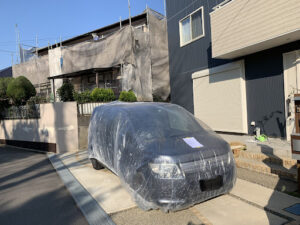 佐倉市外壁塗装ファースト・リフォーム車にペンキが飛ばないようカバーをしています