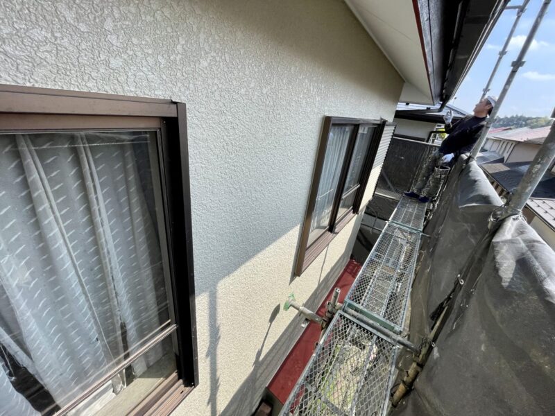 佐倉市外壁屋根塗装工事、外壁の上塗り、木部下塗り