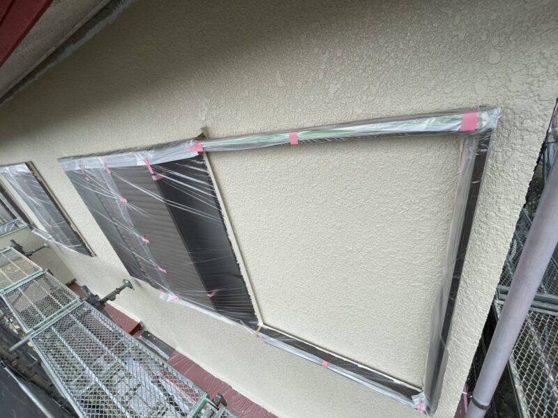 佐倉市外壁屋根塗装工事、外壁の中塗り作業
