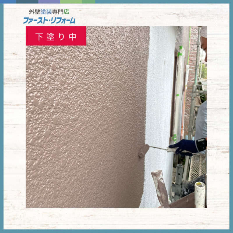 佐倉市外壁塗装、施工事例、下塗り作業中