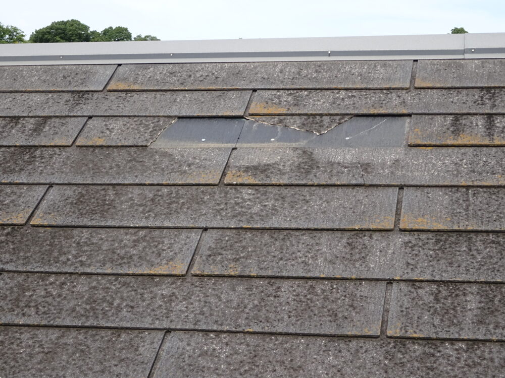 佐倉市弥勒町、屋根カバー工事、施工前、屋根剥がれ