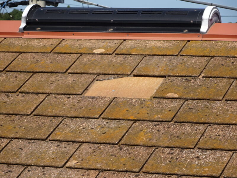 印西市若萩、屋根カバー工事、施工前、屋根の欠損