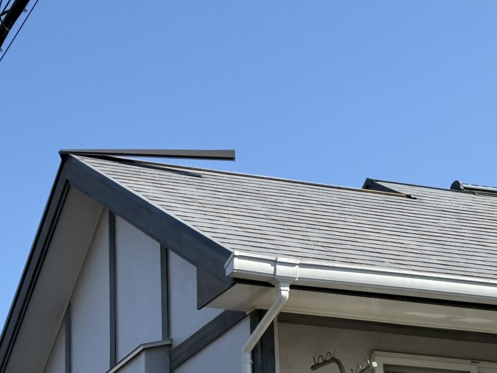 佐倉市、屋根棟板金、浮き、剥がれ、アップの画像