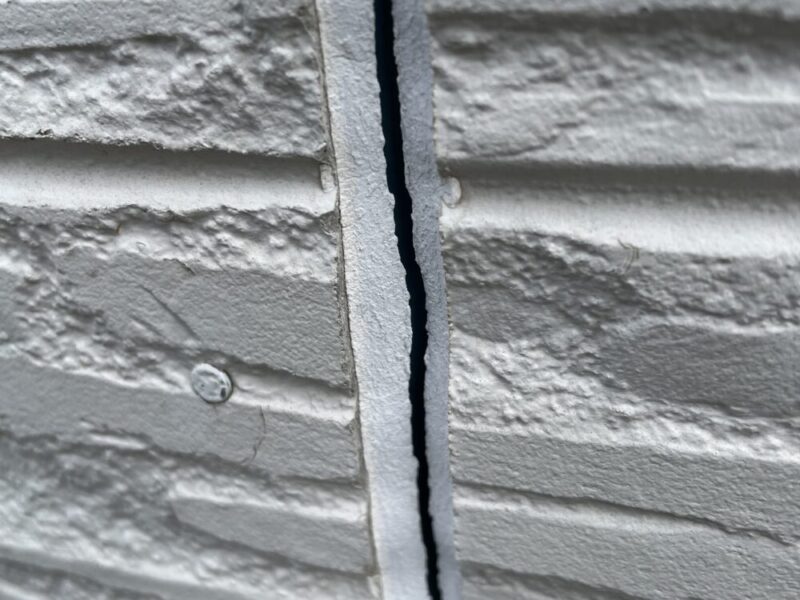 佐倉市大蛇町、外壁塗装施工前、コーキングの割れ