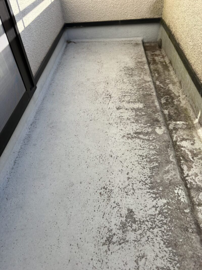 佐倉市宮前、ベランダの黒ずみ
