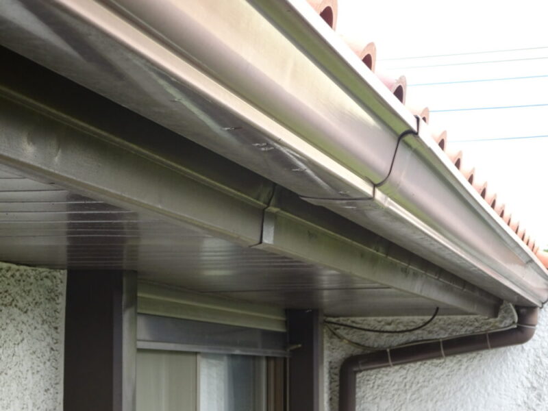 佐倉市宮前、外壁塗装、施工前、軒天、雨どいの汚れ