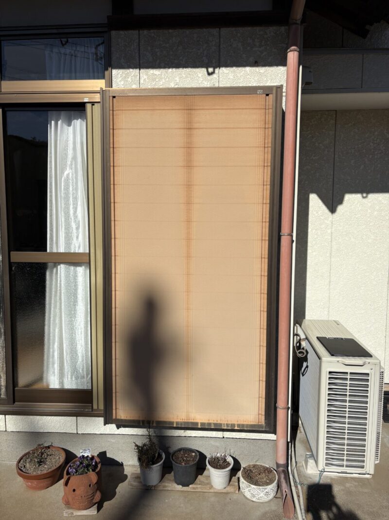 成田市飯仲、雨戸の色褪せ