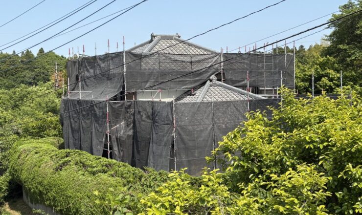 成田市飯仲、瓦屋根工事スタート足場設置