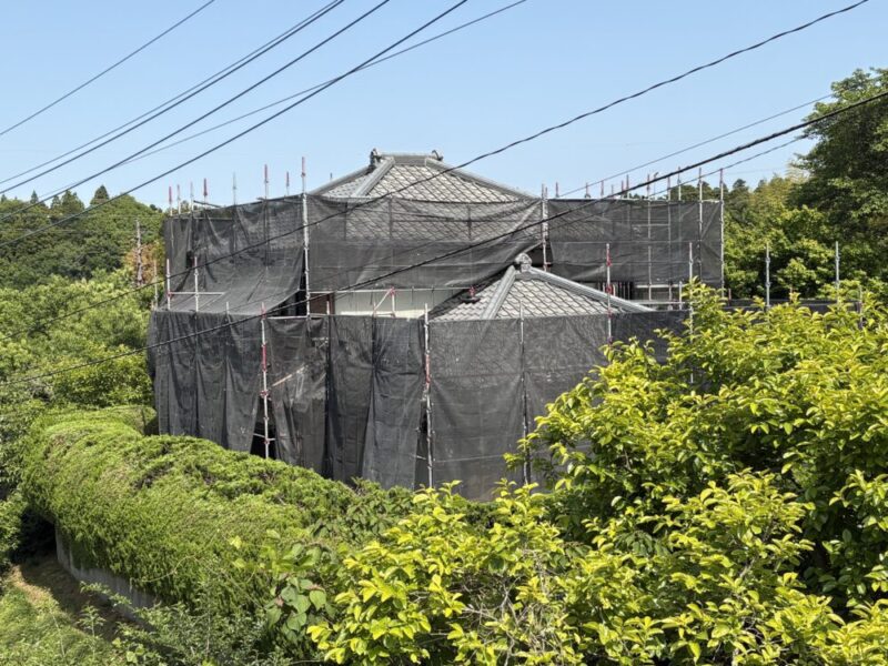 成田市飯仲、瓦屋根工事スタート足場設置