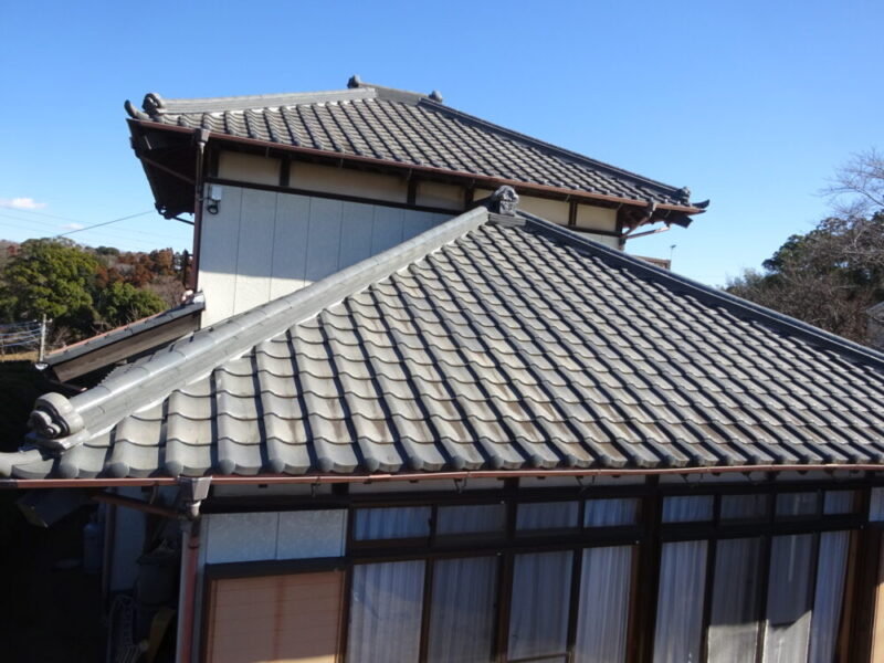 成田市瓦屋根工事、施工前の建物屋根全景