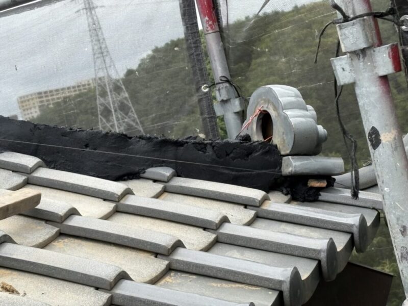 成田市瓦屋根工事、職人による土台づくり