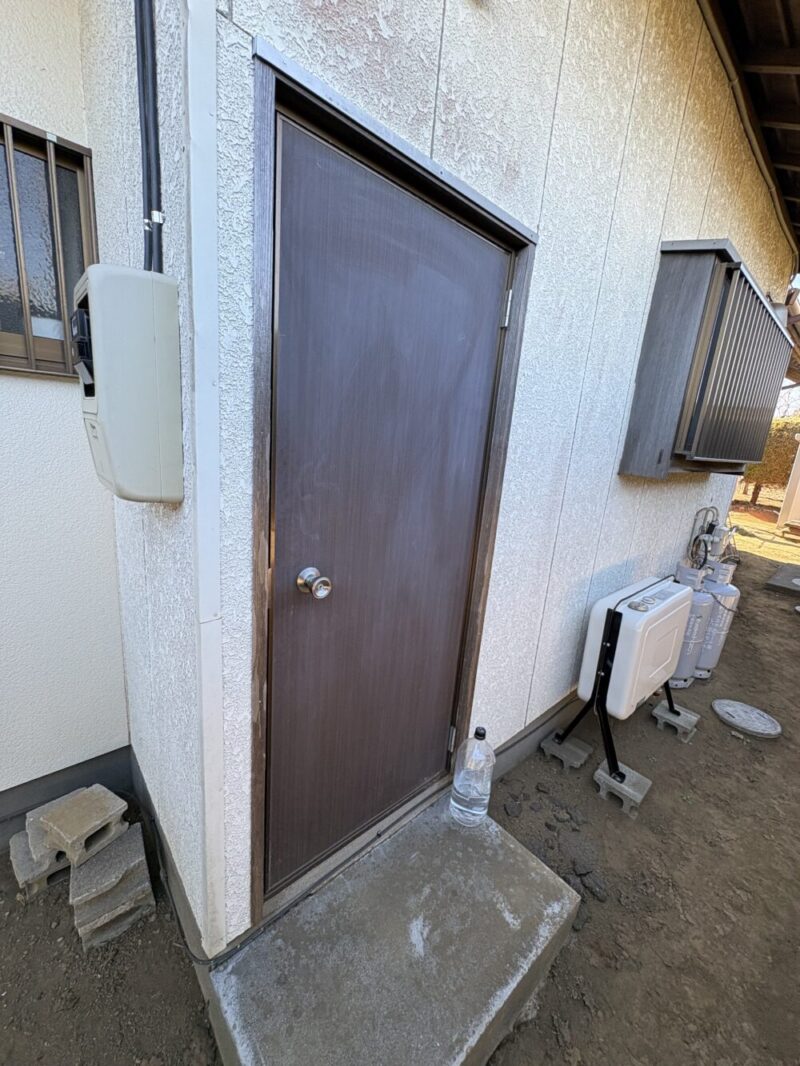 成田市外壁塗装、勝手口ドア施工前