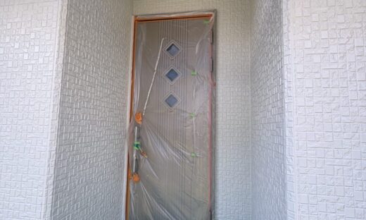 玄関ドアと玄関ポーチを養生して保護した様子
