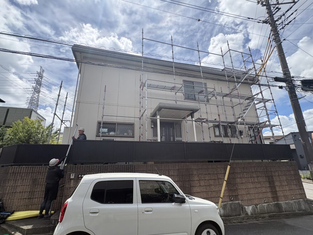 佐倉市六崎の外壁塗装工事で足場を設置する様子