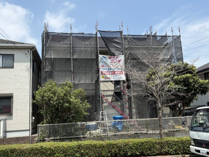佐倉市春路の外壁塗装工事で足場と飛散防止メッシュを設置した住宅