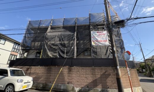足場と飛散防止メッシュシートを設置したセキスイハイム住宅｜佐倉市六崎