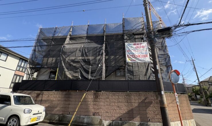 足場と飛散防止メッシュシートを設置したセキスイハイム住宅｜佐倉市六崎