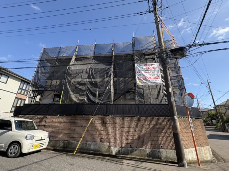 足場と飛散防止メッシュシートを設置したセキスイハイム住宅｜佐倉市六崎