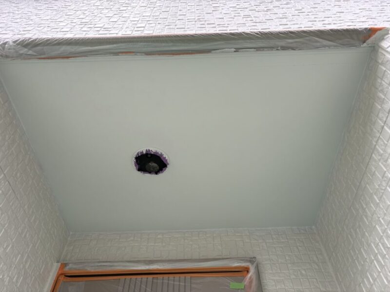 玄関上の軒天、塗装