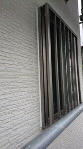 佐倉市上志津の戸建て賃貸住宅で施工した窓サッシまわりのコーキング