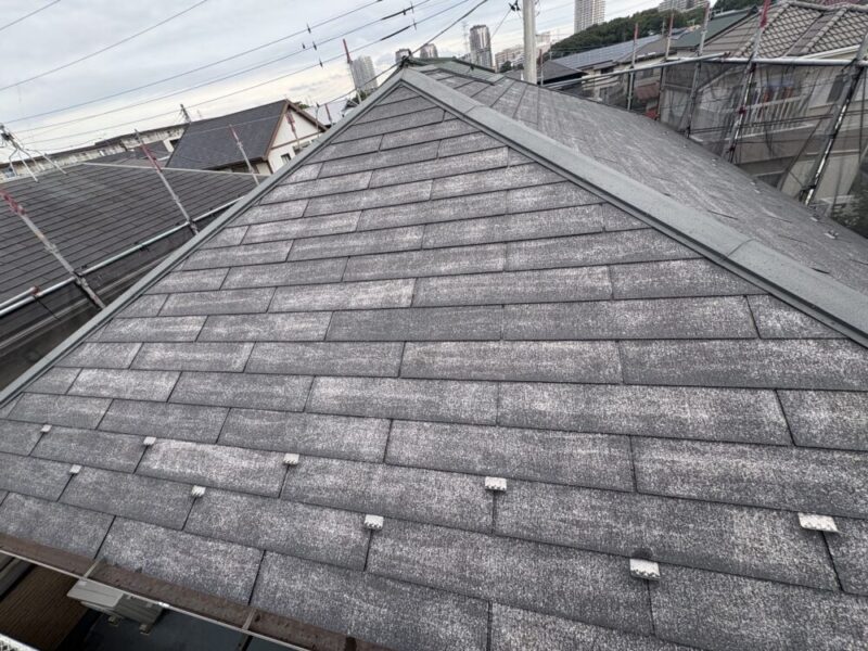 佐倉市上志津の屋根塗装工事における高圧洗浄の施工状況