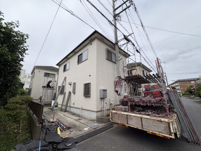 佐倉市上志津の戸建て賃貸住宅で足場を組み立てている様子