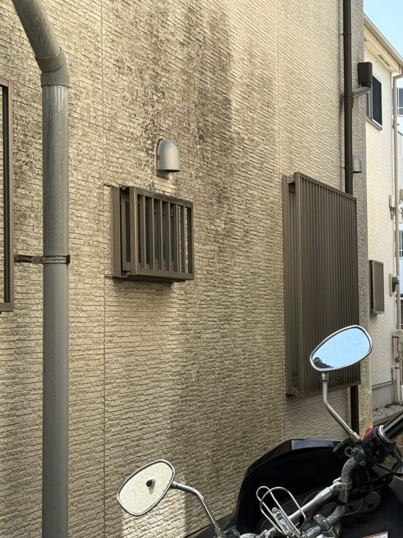 外壁の黒ずみ・汚れが目立つ写真
