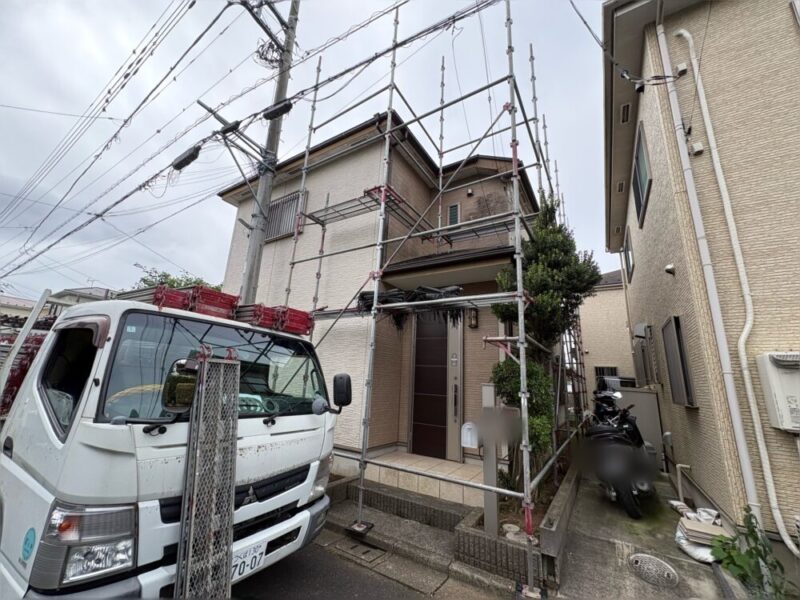 佐倉市上志津の戸建て賃貸住宅で足場を組み立てている様子