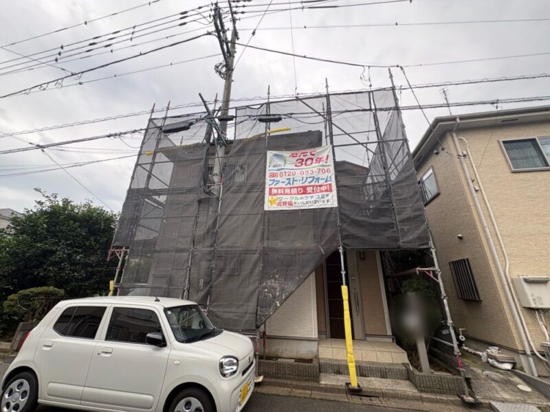 佐倉市上志津の戸建て賃貸住宅で外壁塗装の足場を設置