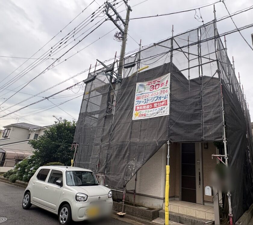 佐倉市上志津の戸建て賃貸住宅で外壁塗装の足場を設置