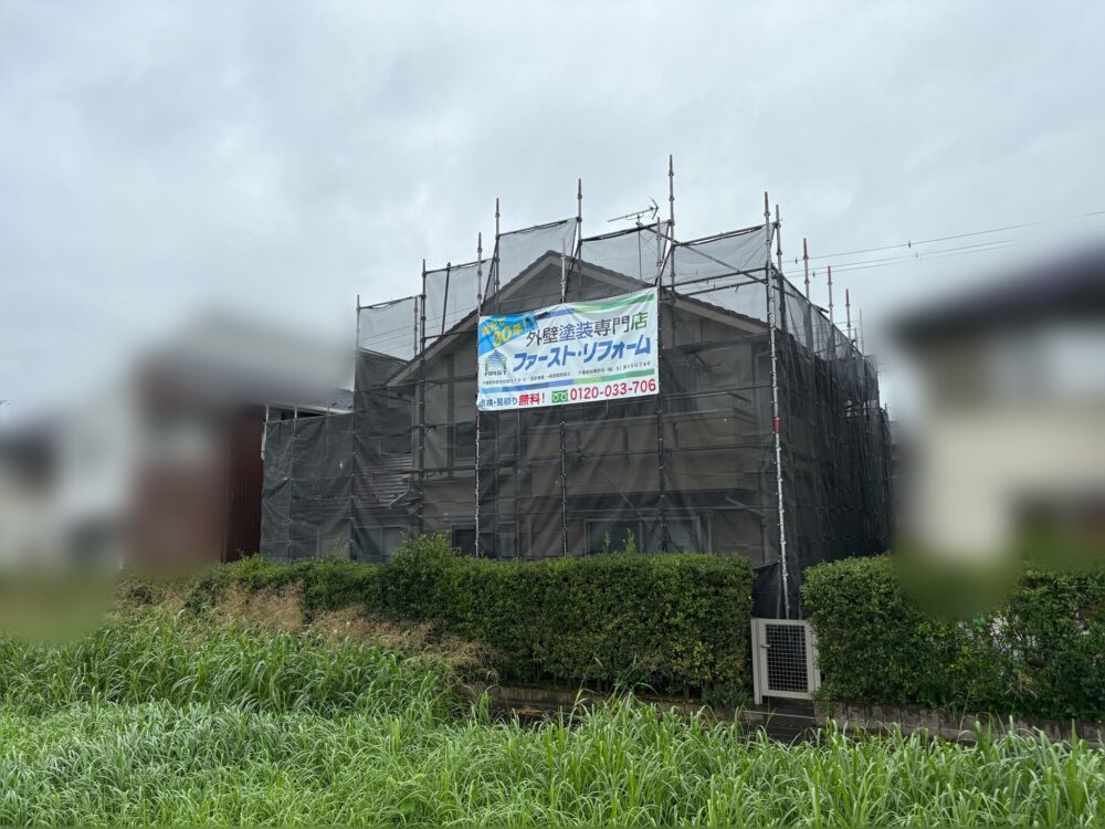 佐倉市ユーカリが丘の外壁塗装現場｜足場設置と飛散防止ネットの設置完了