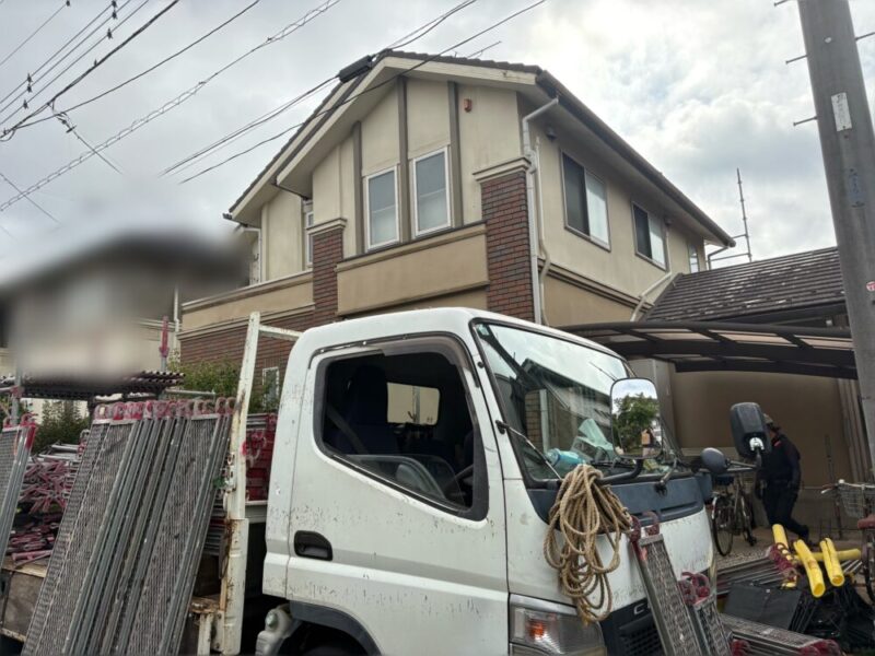 佐倉市ユーカリが丘の外壁塗装工事｜専門業者による足場設置作業の様子