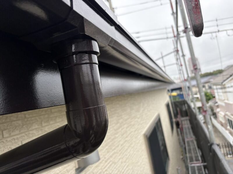 塗装後の雨どいと軒先まわりの仕上がり