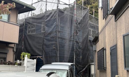 隣家と距離が近い住宅に設置した足場と飛散防止メッシュシート