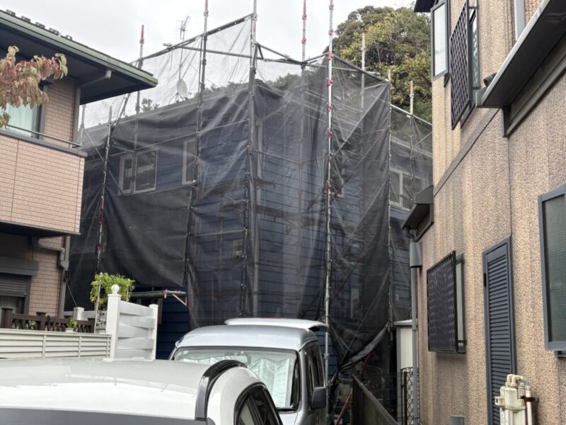 隣家と距離が近い住宅に設置した足場と飛散防止メッシュシート