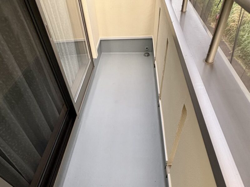 ベランダ床のメンテナンス後・明るいグレーに整った床面