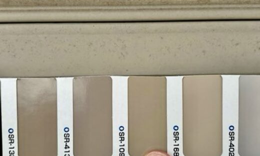色見本を当てて、実際の色合いを確認する様子