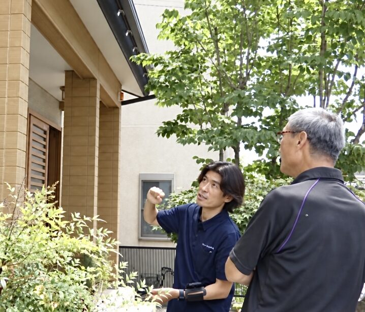 ファースト・リフォーム代表の志田が、お客様と外壁塗装の現地調査を行い、建物の状態を確認している様子